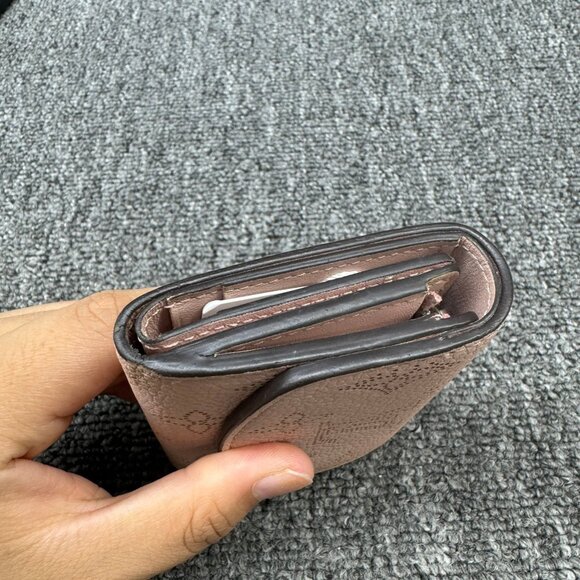 Louis Vuitton Leather Wallet 299-082225 - Picture 5 of 8